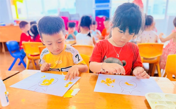 Các bé lớp Mầm 1 trong giờ học vẽ